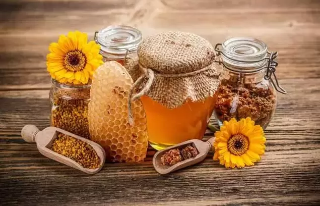 Honig ist ein nützliches und schmackhaftes Heilmittel, das die männliche Potenz steigern kann